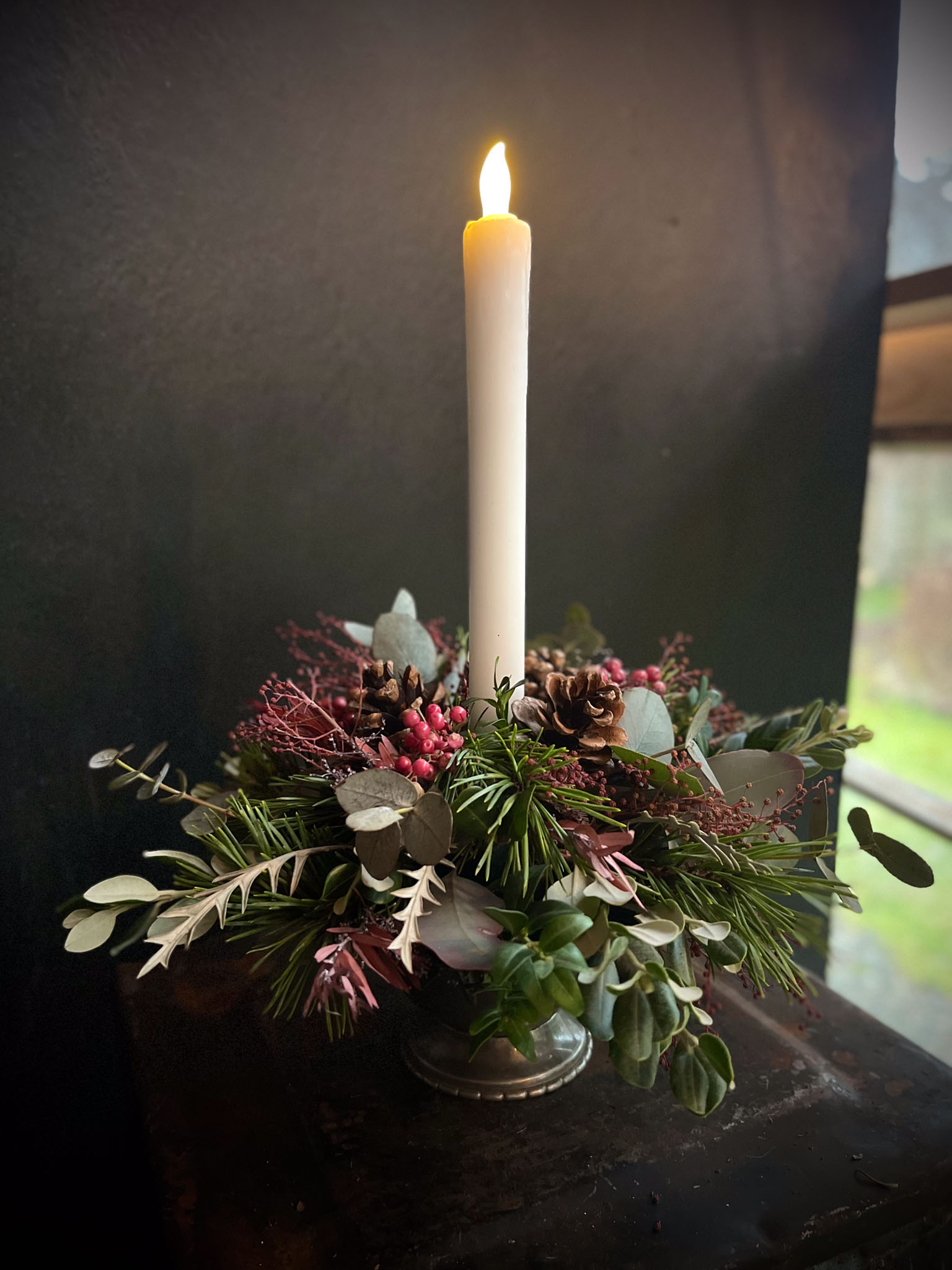 kynttiläasetelma hopea-astiassa