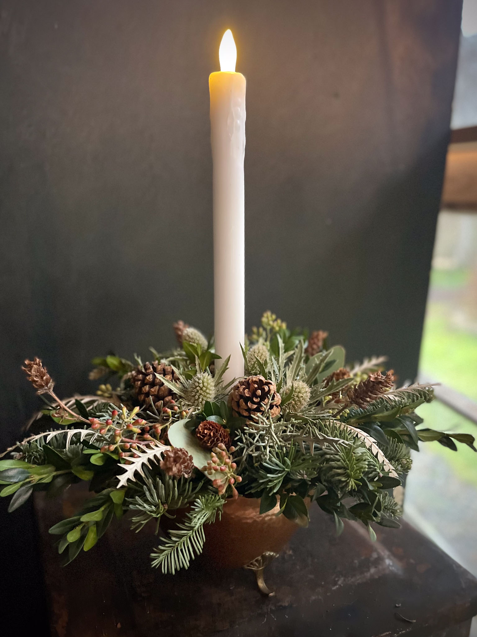 kynttiläasetelma kupariastiassa