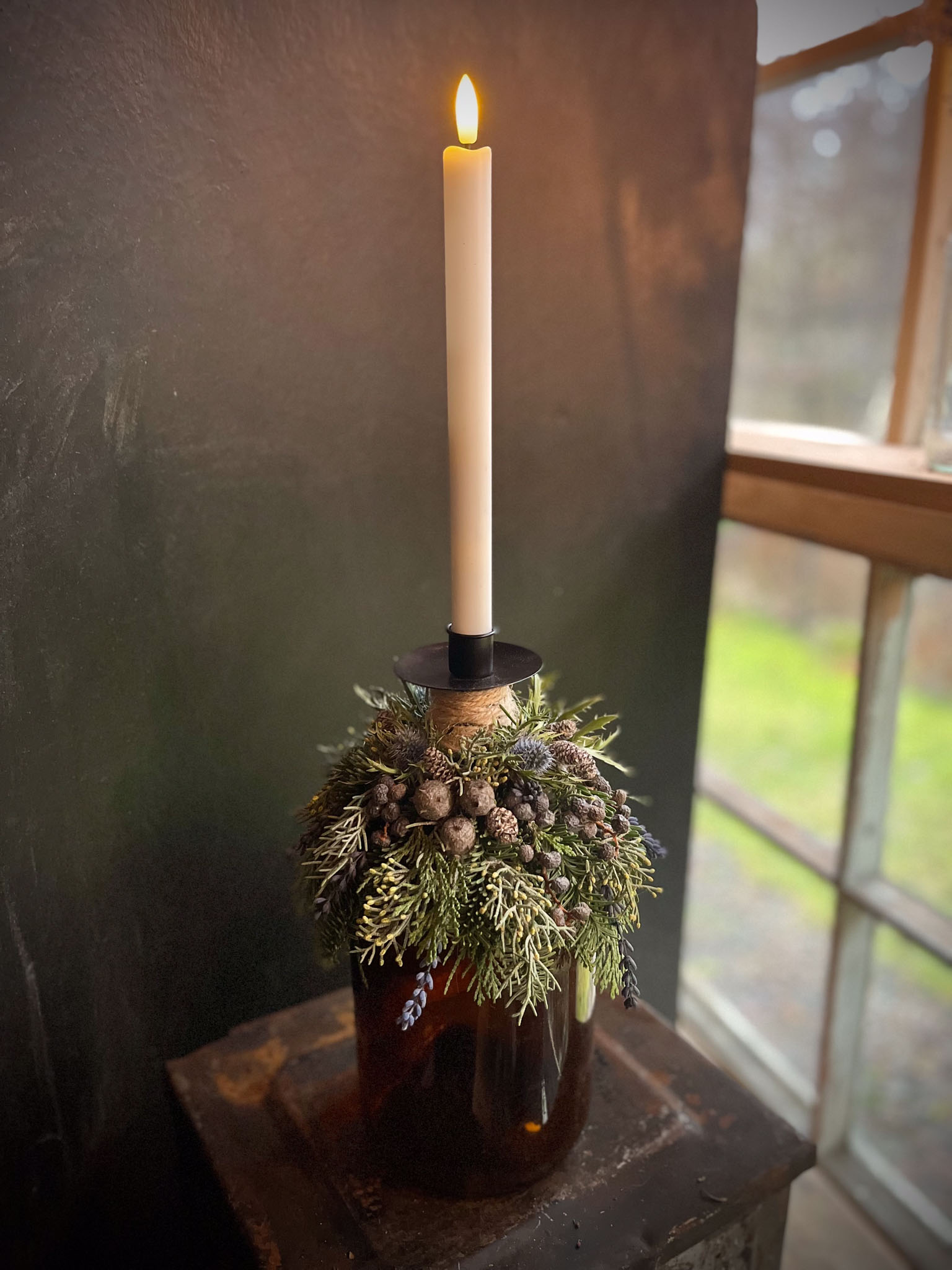 kynttiläasetelma pullossa